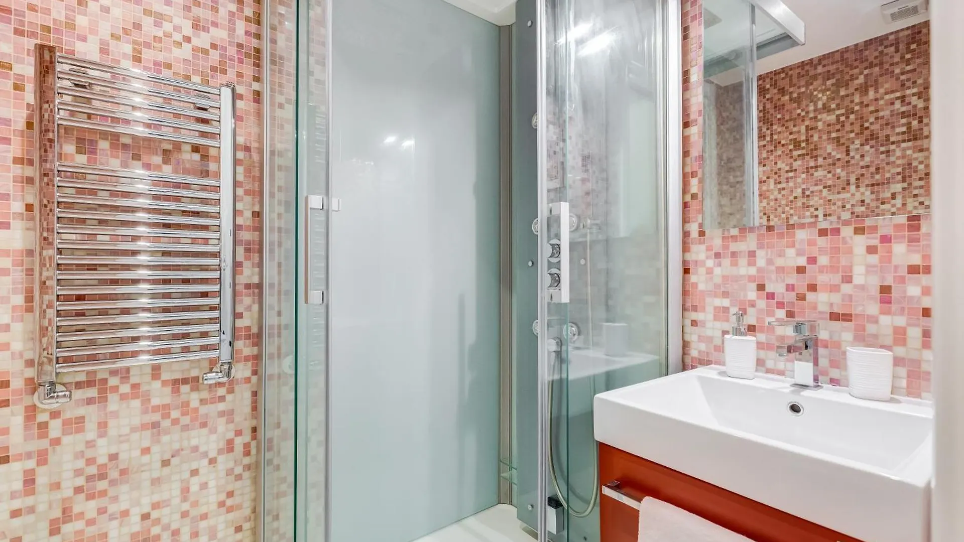 Classy 2-Bdr In Termini District Rome Italy