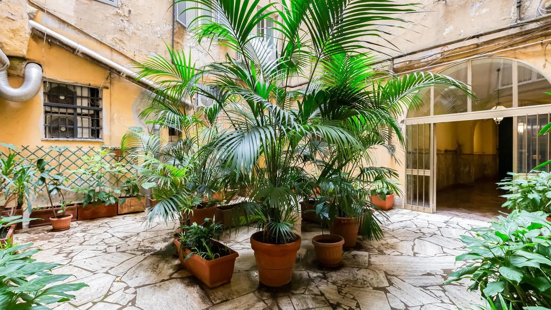 Classy 2-Bdr In Termini District Rome