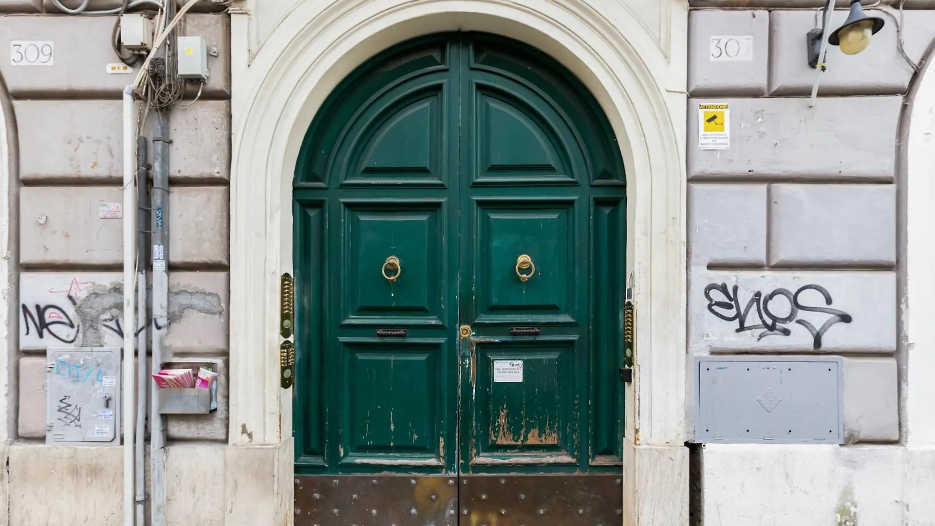 Classy 2-Bdr In Termini District Rome