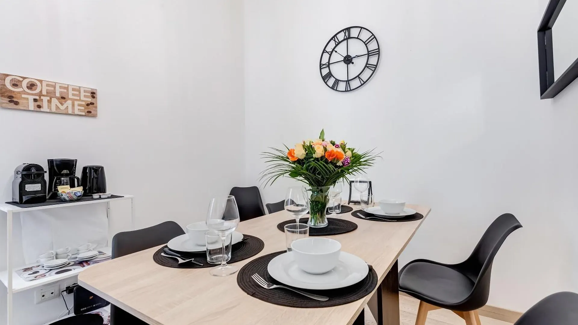 Classy 2-Bdr In Termini District Rome Italy