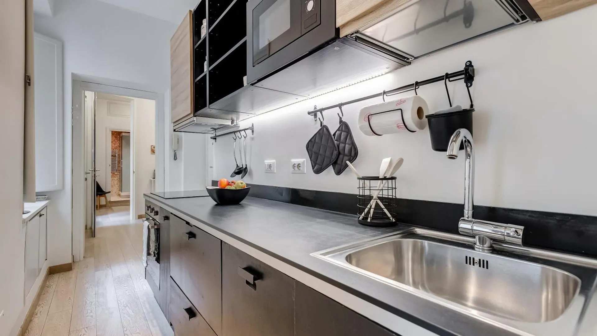 Classy 2-Bdr In Termini District Rome
