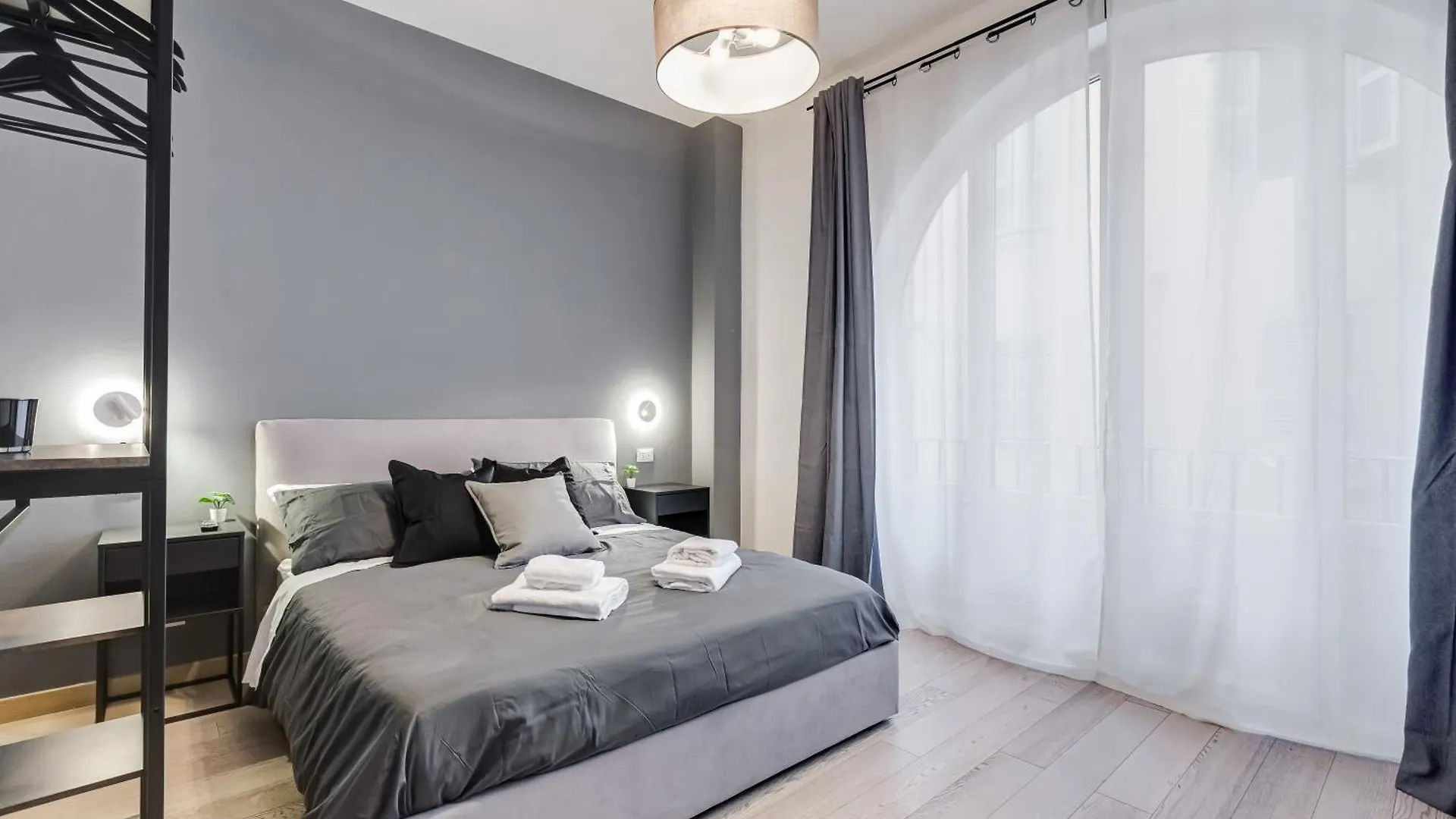 Classy 2-Bdr In Termini District Rome